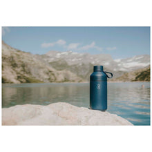 Load image into Gallery viewer, Ocean Bottle 750 ml vacuum insulated water bottle — lifestyle