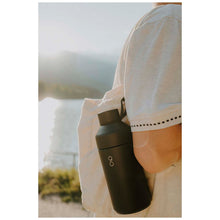 Load image into Gallery viewer, Ocean Bottle 750 ml vacuum insulated water bottle — lifestyle