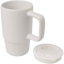 Load image into Gallery viewer, Carter 450 ml ceramic mug with plastic lid — White (detail)