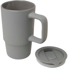 Load image into Gallery viewer, Carter 450 ml ceramic mug with plastic lid — Grey (detail)