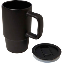 Load image into Gallery viewer, Carter 450 ml ceramic mug with plastic lid — Black (detail)