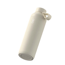 Load image into Gallery viewer, Ocean Bottle Peak 710 ml water bottle — Sandstone (detail)