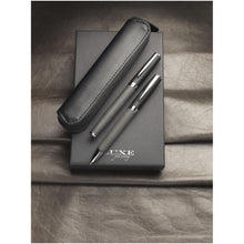 Load image into Gallery viewer, Carbon duo pen gift set with pouch (black ink) — lifestyle