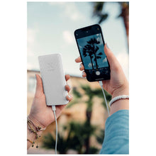 Load image into Gallery viewer, Xtorm XG210 Go2 15W 10.000 mAh fast charge power bank — lifestyle