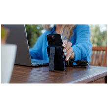 Load image into Gallery viewer, Xtorm FS5W101 10.000 mAh magnetic wireless power bank — lifestyle