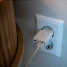 Load image into Gallery viewer, Xtorm XG2SL025 Go2 SlimLine 25W charger — lifestyle