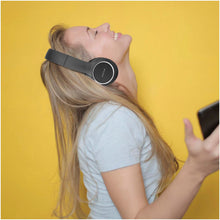 Load image into Gallery viewer, Prixton Live Pro wireless ANC Bluetooth® headphones — lifestyle