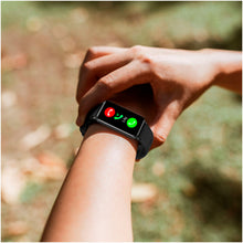 Load image into Gallery viewer, Prixton AT806 multisport smartband with GPS — lifestyle