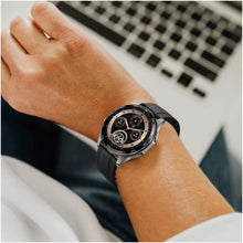 Load image into Gallery viewer, Prixton SWB33 smartwatch — lifestyle