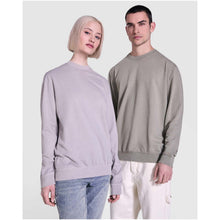 Load image into Gallery viewer, Jaya 250 g/m² unisex crewneck sweater — lifestyle
